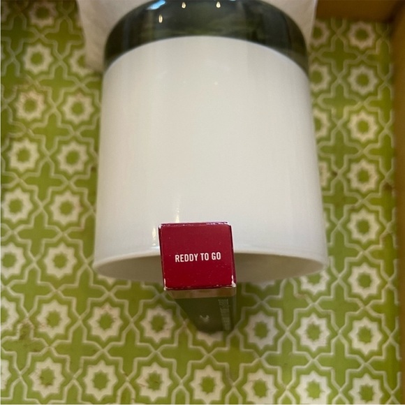 MAC Velvetease Lip Pencil – Ready to Go Full Size 1.5g 0.05 oz NEW - Picture 2 of 3